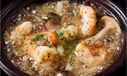 ドリンクが進むシェフ特製海鮮アヒージョ