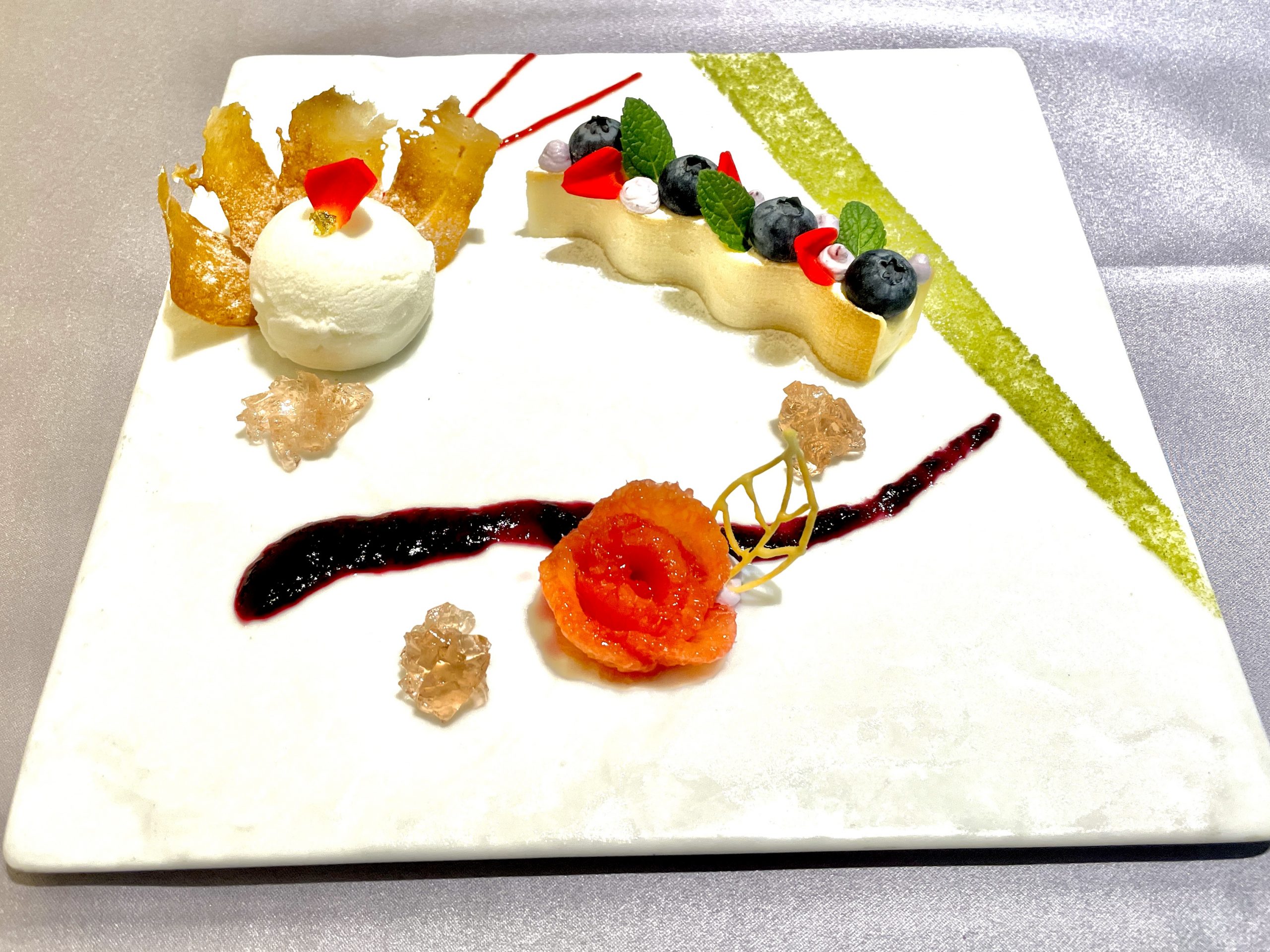 <p>【C】<span>ブルーベリーとロゼワインのアシェット 塩ミルクジェラードと共に</span></p>
