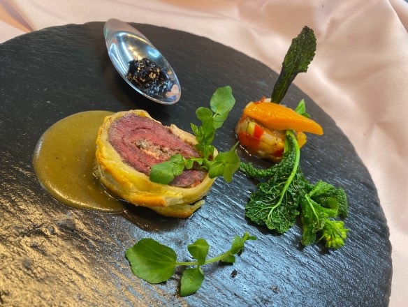 <p>【C】<span>熟成鹿とフォアグラのパイ包み ～昆布のソースとブルーベリーのモスタルダ～</span></p>
