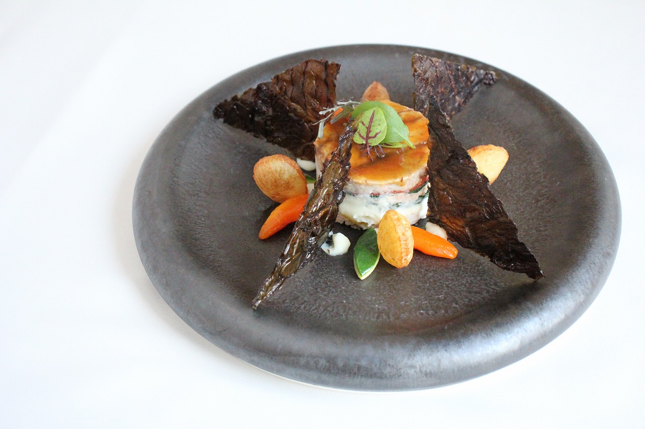 <p>【A】<span>みかん猪のラグー　赤</span><span>キャベツのクリスタルと大地の恵みを添えて</span></p>
