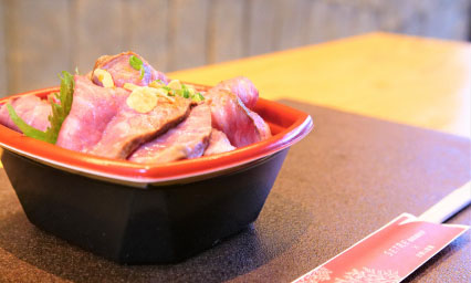 まほろば赤牛のローストビーフ丼
